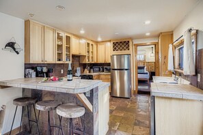 Kjøleskap, mikrobølgeovn, kokeplater og oppvaskmaskin