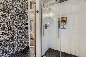 Badekar, hårføner, håndklær og sjampo