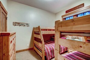 4 Schlafzimmer, Bügeleisen/Bügelbrett, Reisekinderbett, WLAN