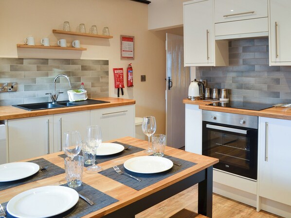 Geschirrspüler, Hochstuhl, Kochgeschirr/Geschirr/Besteck, Gefrierschrank