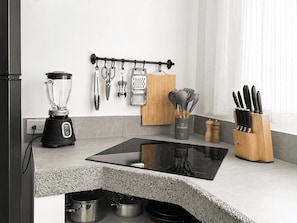 Wasserkocher mit Kaffee-/Teezubehör, Kühlschrank, Mikrowelle
