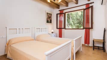 3 slaapkamers, een strijkplank/strijkijzer, gratis wifi, beddengoed