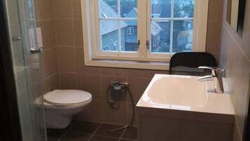 Basic Room, City View | Bathroom