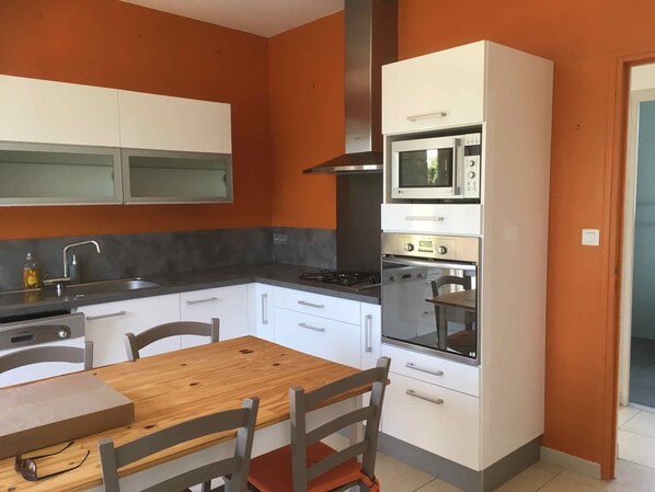 Microwave, dishwasher, coffee/tea maker, cookware/dishes/utensils