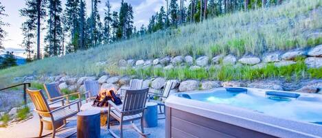 Outdoor spa tub