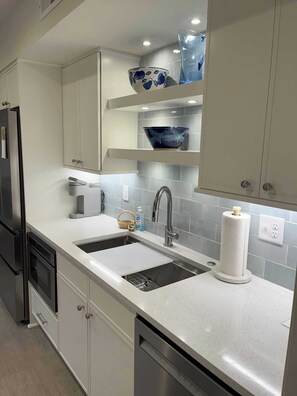 Fridge, microwave, oven, stovetop - Fantastic 3 BR/2 BA Villa With Spectacular Marsh Views!  Amenity Access included! (Johns Island)