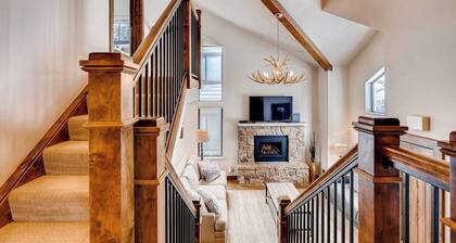 Ski In | 2 Blocks to Main St | Hot Tub!