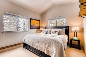 3 bedrooms, iron/ironing board, travel cot, WiFi - Ski In | 2 Blocks to Main St | Hot Tub! (Breckenridge)