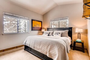 3 makuuhuonetta, silitysrauta/-lauta, vauvan matkasänky, Wi-Fi