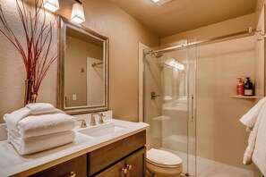 Bathtub, hair dryer, towels - Ski In | 2 Blocks to Main St | Hot Tub! (Breckenridge)