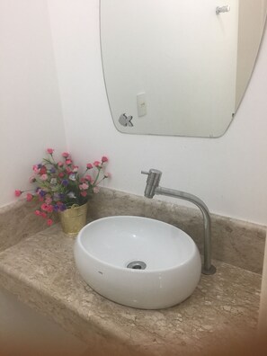 Ensemble douche/baignoire, sĂšche-cheveux, bidet, savon
