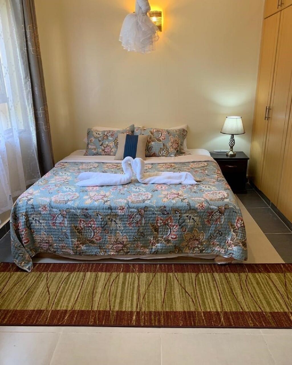 2 bedrooms, iron/ironing board, internet, bed sheets