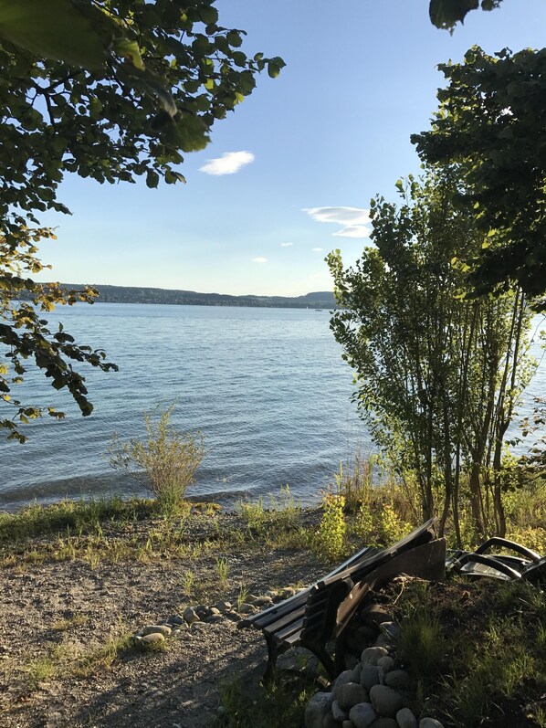 På stranden