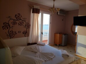 Basic Double Room, Sea View | Living area