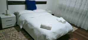 4 habitaciones, escritorio, tabla de planchar con plancha y wifi gratis 