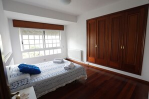4 habitaciones, escritorio, tabla de planchar con plancha y wifi gratis 