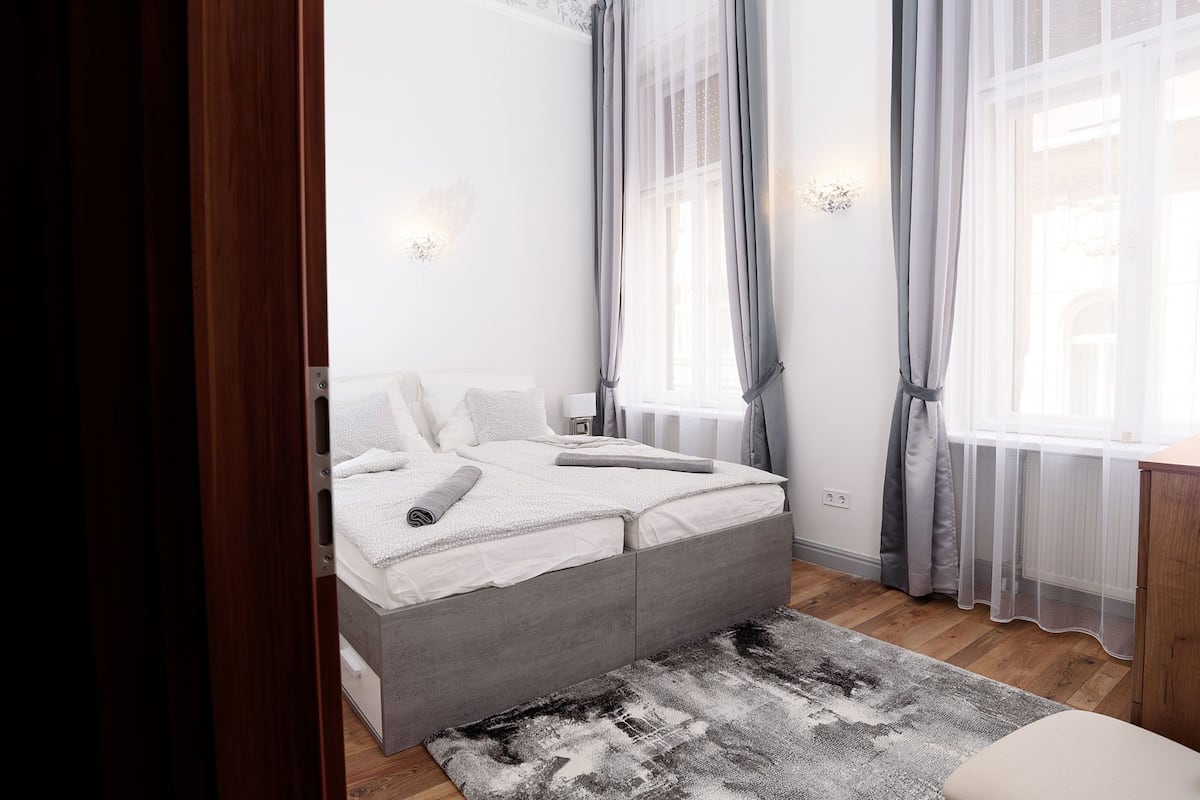 Habitación Deluxe, vista a la ciudad | Caja de seguridad en la habitación, escritorio y cortinas blackout