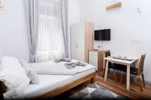 In-room safe, desk, blackout drapes, iron/ironing board - Operett Residence (Budapest)