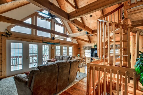 Spacious Lakeview Log Cabin is located in the Gates of Shanghai