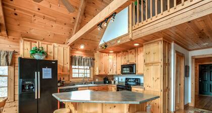 Spacious Lakeview Log Cabin is located in the Gates of Shanghai