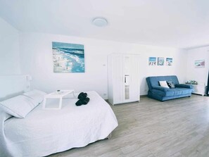 1 slaapkamer, een strijkplank/strijkijzer, reisbedje, gratis wifi