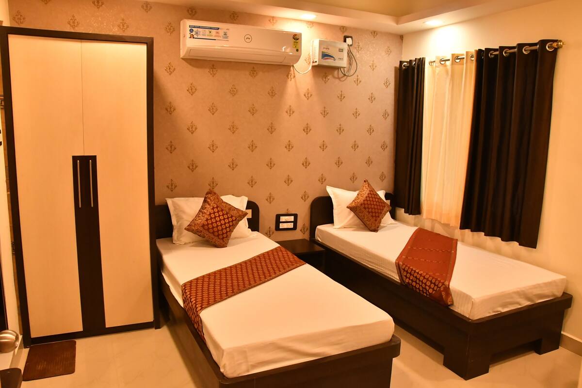 Luxury Single Room | Rollaway beds, free WiFi, bed sheets