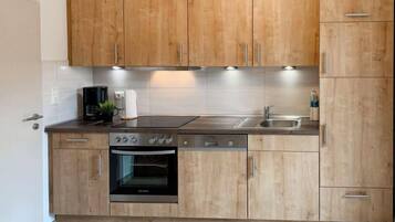 Kühlschrank, Mikrowelle, Ofen, Geschirrspüler