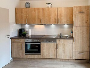 Kühlschrank, Mikrowelle, Ofen, Geschirrspüler
