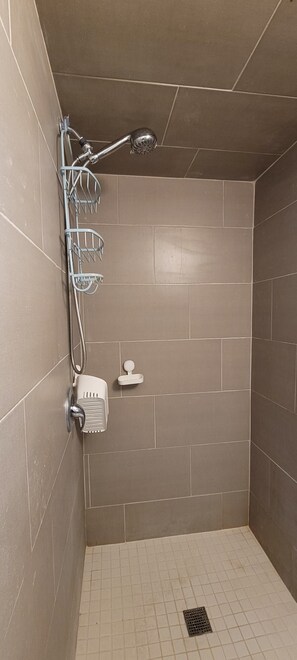 Haartrockner, Handtücher, Seife, Toilettenpapier
