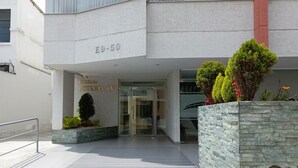 A building entrance with a sign reading "Edificio ESTRELLAVI" and a number "E9-50". - Apartment 3Beds + QueenBed + Balcony + Parking - 6thFLOOR (Quito)