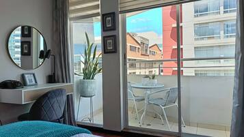 2 dormitorios, caja fuerte, escritorio y sistema de insonorización