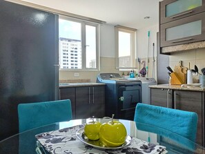 雪櫃、微波爐、焗爐、爐具