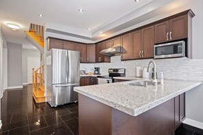 Refrigerador, microondas, horno y parrilla de estufa 