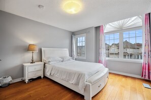 4 chambres, coffres-forts dans les chambres, fer et planche à repasser