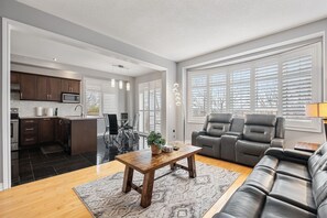 Smart TV, fireplace