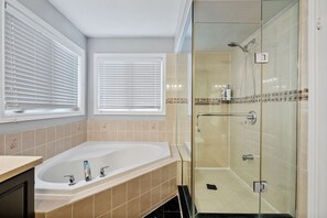 Combined shower/bathtub, hair dryer, towels, soap - Amazing Spacious house in heart of Richmond hill (Richmond Hill)