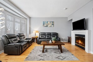 Smart TV, fireplace