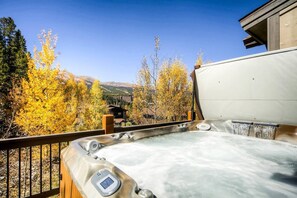 Outdoor spa tub - 61 Maggie Point. Walk to Lift. Shuttle, Hot Tub! (Breckenridge)
