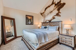 3 bedrooms, iron/ironing board, travel cot, WiFi - 61 Maggie Point. Walk to Lift. Shuttle, Hot Tub! (Breckenridge)