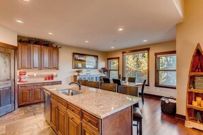 Dining - 61 Maggie Point. Walk to Lift. Shuttle, Hot Tub! (Breckenridge)