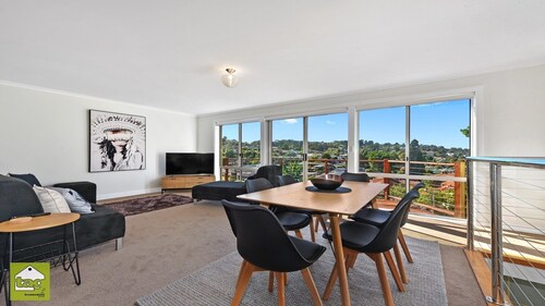 Just a stone's throw away from central Launceston.