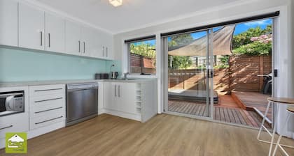 Just a stone's throw away from central Launceston.