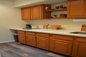 Fridge, oven, stovetop, coffee/tea maker
