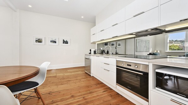 Een koelkast, een magnetron, een oven, een kookplaat