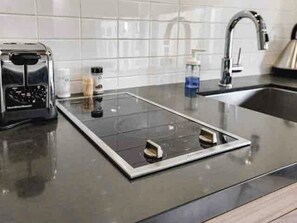 Réfrigérateur, four à micro-ondes, un four, surface de cuisson