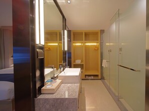 標準單人房, 山景 | 浴室 | 淋浴設備、水力按摩花灑、名牌梳洗用品、風筒