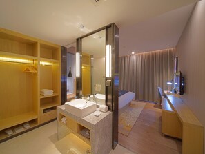 Habitación Deluxe doble, vistas a la colina | Zona de estar | Una televisión de pantalla plana