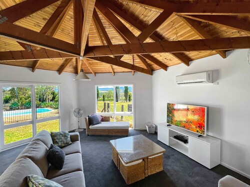 Cuvee Cottage - Family and pet friendly 4 bedroom cottage with pool and on-site cellar door