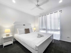 4 habitaciones, tabla de planchar con plancha y acceso a internet