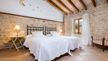 3 slaapkamers, een strijkplank/strijkijzer, gratis wifi, beddengoed